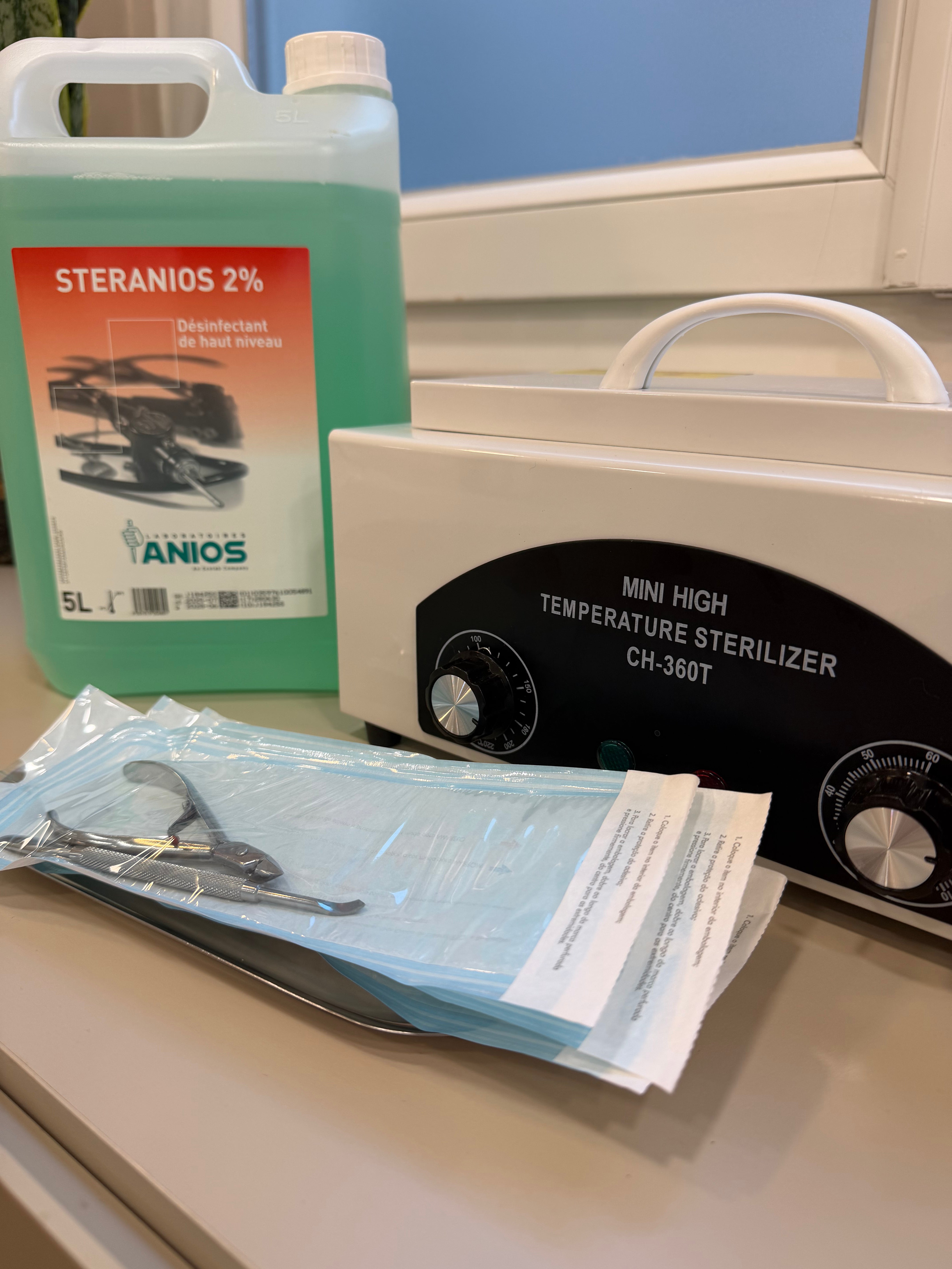 Matériel de stérilisation de l'institut : désinfectant et stérilisateur à chaud